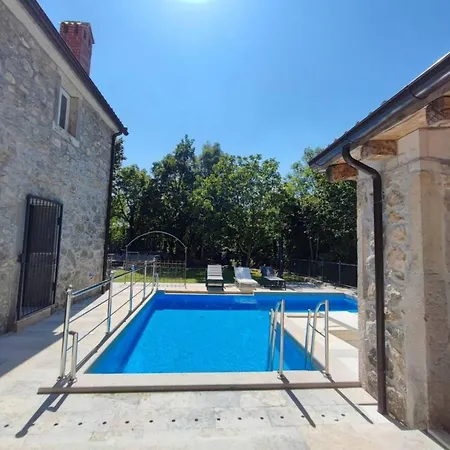 Private Oasis With Pool Lanisce