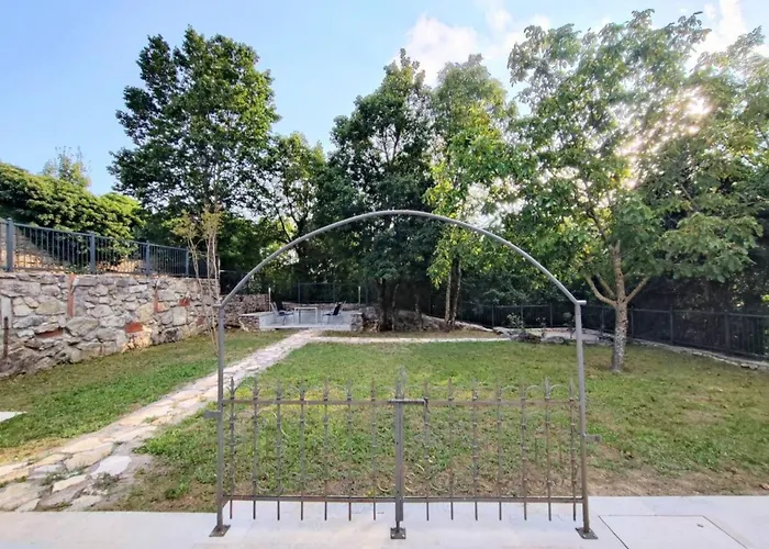 Private Oasis With Pool 펜션